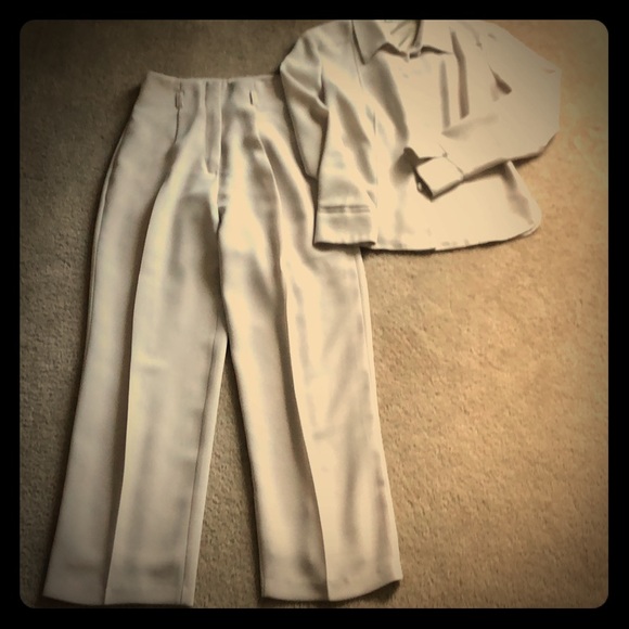 White House - Pant Suit - Picture 2 of 3